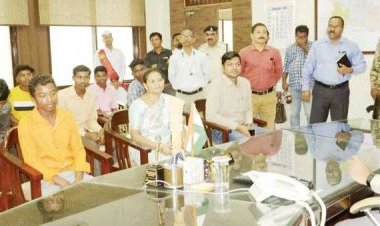 कर्नाटक से वापस लाए 13 मजदूरों से कलेक्टर ने की मुलाकात