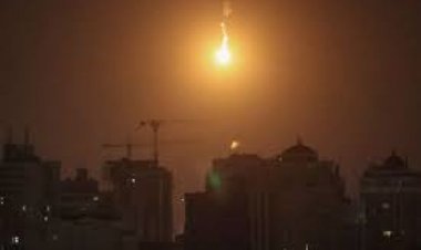 यूक्रेन के बिजली ग्रिड पर रूस के हमलों के कारण कीव में अंधेरा छाया