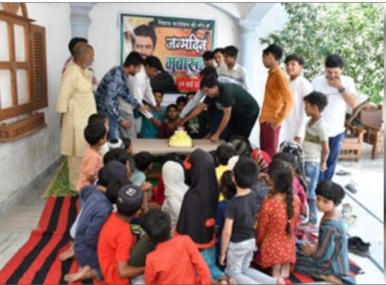 नवाजुद्दीन सिद्दीकी के 50वें जन्मदिन पर उनके गृहनगर बुढाना में खिलाया गया वंचित बच्चों को खाना