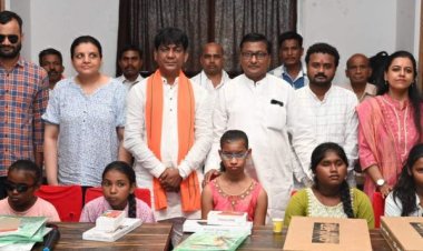 विशेष आवश्यकता वाले विद्यार्थियों को मोबाइल और लैपटॉप