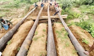 प्रशासन ने नहीं सुनी तो धनगोल के ग्रामीणों ने खुद ही बना ली जुगाड़ की पुलिया