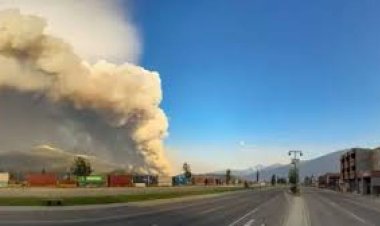 कनाडा में 'मॉन्सटर' फ़ायर ने लगभग आधे शहर को जलाकर किया बर्बाद