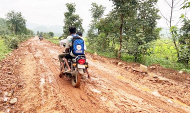 मुरूम छोडक़र रास्ते में डाली पीली मिट्टी
