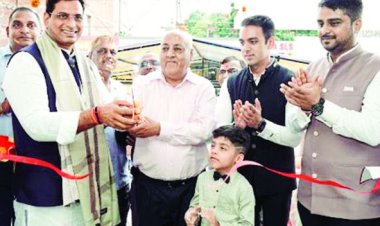 भव्य एक्सक्लूसिव शोरूम में विश्व विख्यात मोबाइल, टीवी एवं एसेसरीज की विशाल रेंज