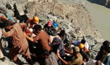 पाकिस्तान में मजदूरों को ले जा रहा वाहन गड्ढे में गिरा, 7 की मौत