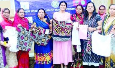 कॉस्मोपोलिटन इनरव्हील क्लब ने कपड़ा-थैलियों का किया वितरण