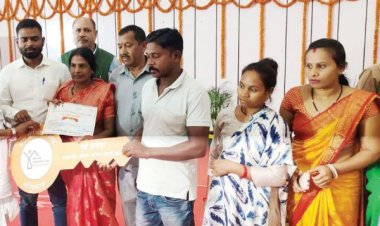 मोदी द्वारा पीएम आवास योजना के हितग्राहियों का गृह प्रवेश