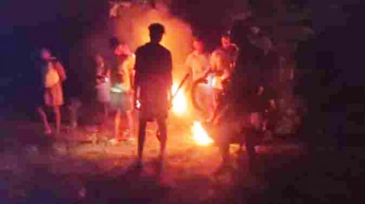 गांव के करीब पहुंचा हाथियों का बड़ा दल