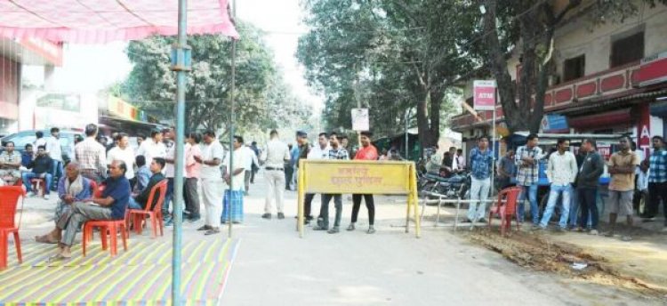 आर्थिक नाकेबंदी कर सडक़ निर्माण की रखी मांग