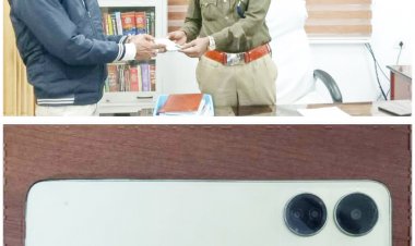 रास्ते में पाये हुए मोबाइल को पुलिस को सौंपा