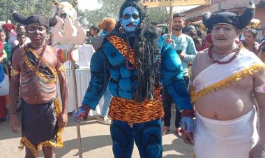 विदा वर्ष को खुशनुमा मनाने मनेन्द्रगढ़ की धरा पर उतरा बहुरूपियों का संसार