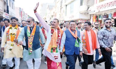 भाजपा के महापौर-पार्षद प्रत्याशियों ने गाजे-बाजे के साथ रैली निकाल भरा नामांकन