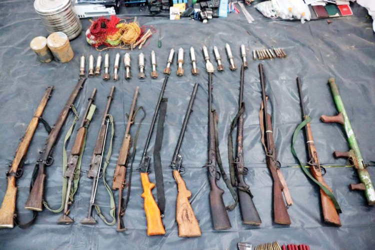 मुठभेड़: 12 नक्सलियों के शव बरामद, घातक हथियार जब्त