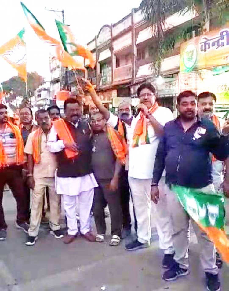 दिल्ली में जीत, राजिम के भाजपाईयों ने मनाई खुशियां